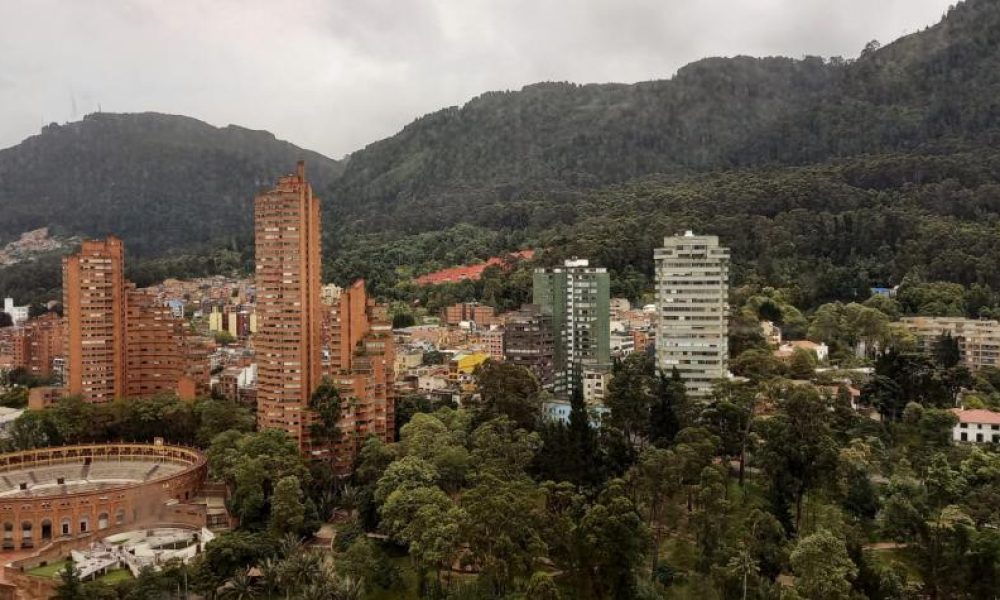 ¿Por qué EE. UU. recomienda reconsiderar viajar a Colombia?